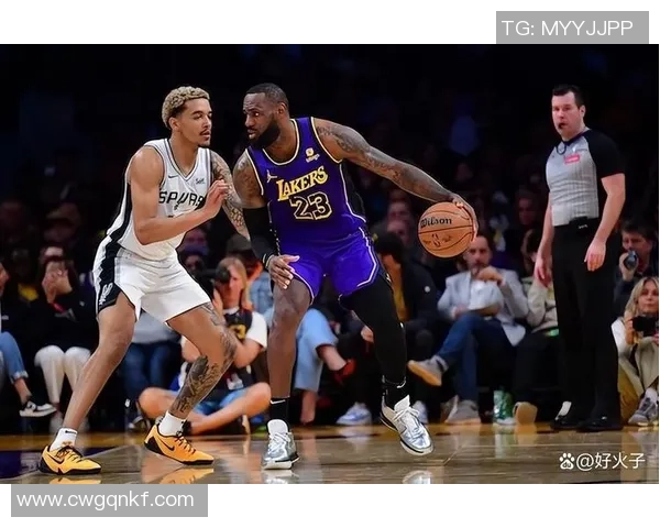 马刺与湖人首场对决精彩回顾球迷热情高涨赛场气氛火爆 马刺与湖人首场对决精彩回顾球迷热情高涨赛场气氛火爆