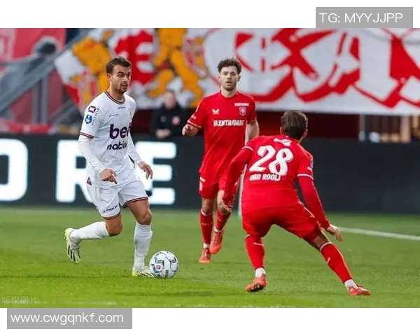 特温特青年队与埃因霍温青年队激战正酣争夺青年联赛荣誉